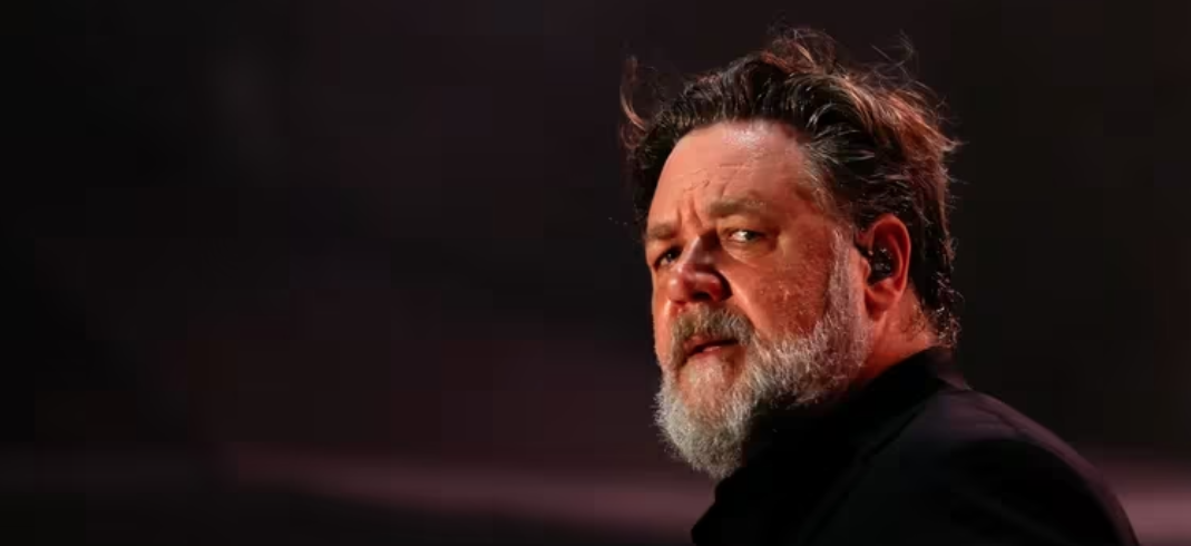 La Impactante Revelación de Russell Crowe: Fracturas no Diagnosticadas en el Set de «Robin Hood»
