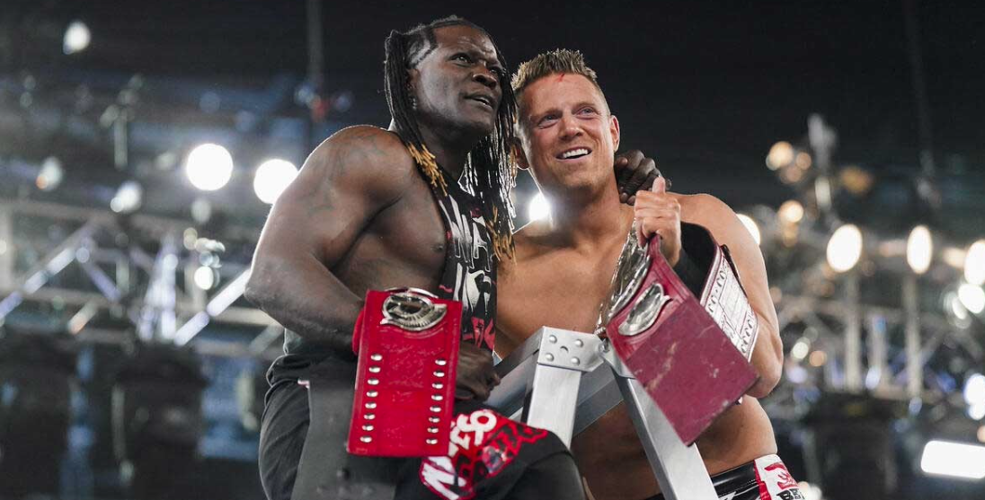 Austin Theory, Grayson Waller y The Awesome Truth triunfan y dividen los Campeonatos por Parejas en WrestleMania XL