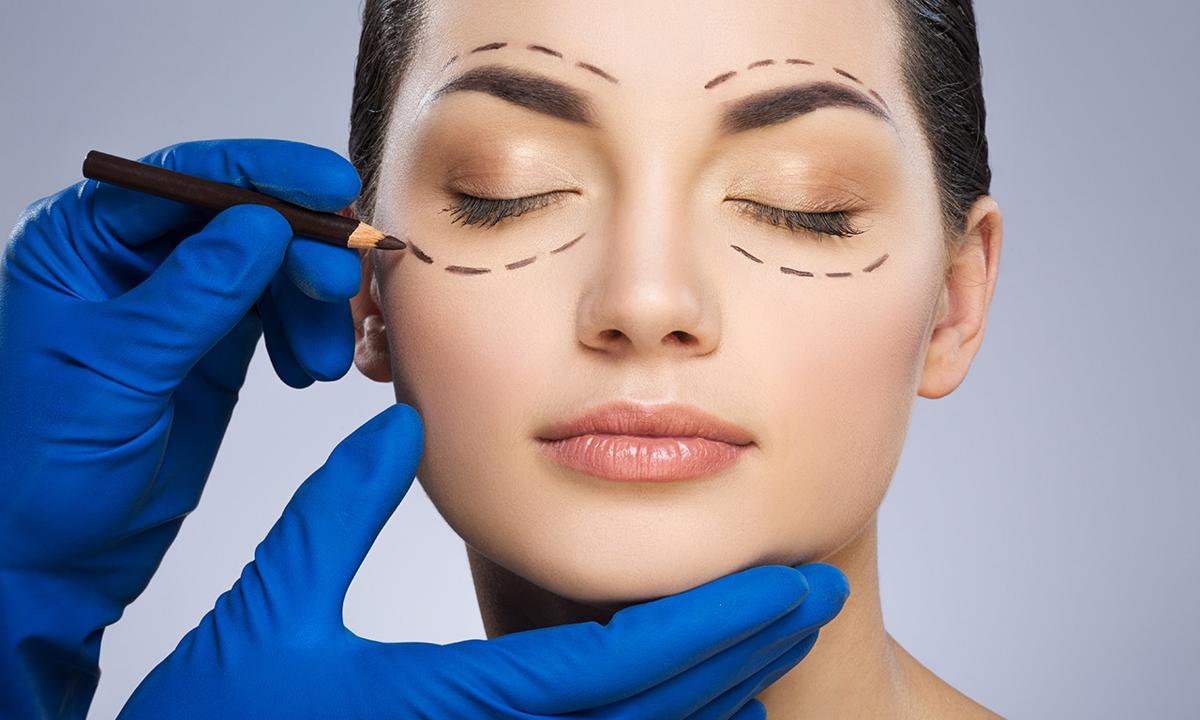 Cómo la Blefaroplastia Puede Mejorar Visión y Apariencia