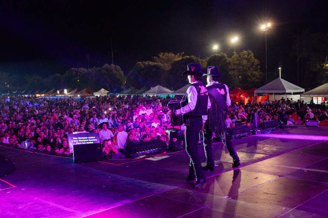 Los Dos Carnales culminan un exitoso 2025 con un histórico cierre de gira en Colombia