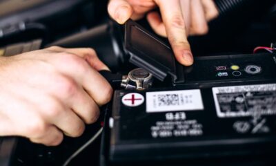 El costoso error de 'pasar corriente'- Expertos advierten sobre el riesgo de quemar la computadora en autos modernos