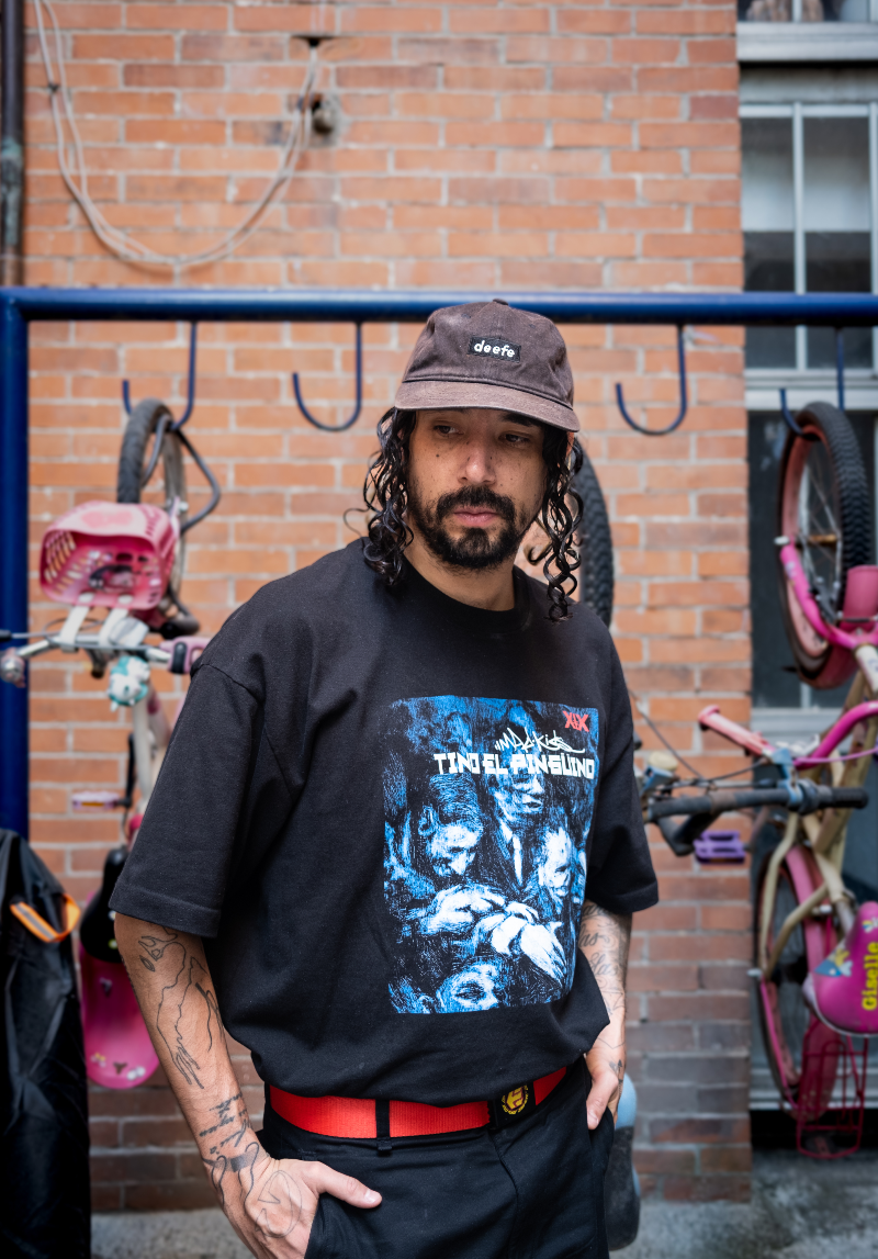 Tino El Pingüino inicia nueva etapa con “Kaomojis con Ojos de Relojes de Arena” y anuncia álbum para 2026