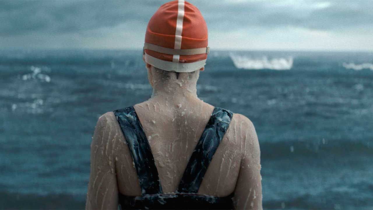 «Young Woman and the Sea» de Daisy Ridley deslumbra y supera a taquilleras