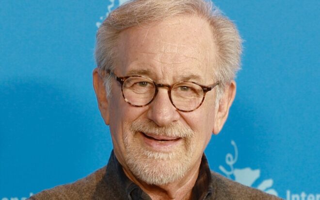 Steven Spielberg defiende la experiencia cinematográfica en salas de cine