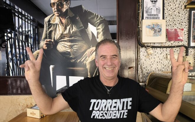 Dueño de bar en ‘Torrente Presidente’ revela la verdadera personalidad de Santiago Segura