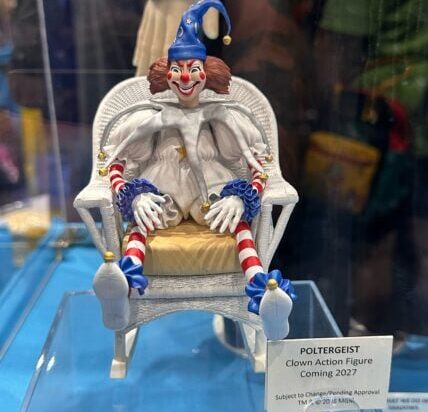 La icónica muñeca payaso de Poltergeist cobra vida en una figura de acción de colección