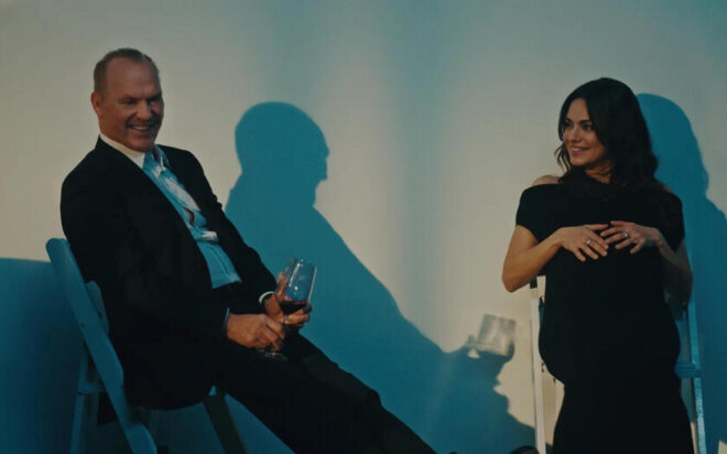 Michael Keaton brilla en «Con el agua al cuello» en Prime Video