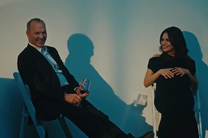 Michael Keaton brilla en «Con el agua al cuello» en Prime Video