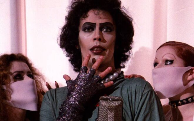 Tim Curry, leyenda del terror y el culto, fallece a los 80 años
