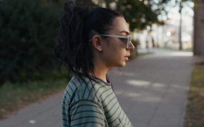 Charli XCX protagoniza «Erupcja», comedia indie sobre el caos amoroso
