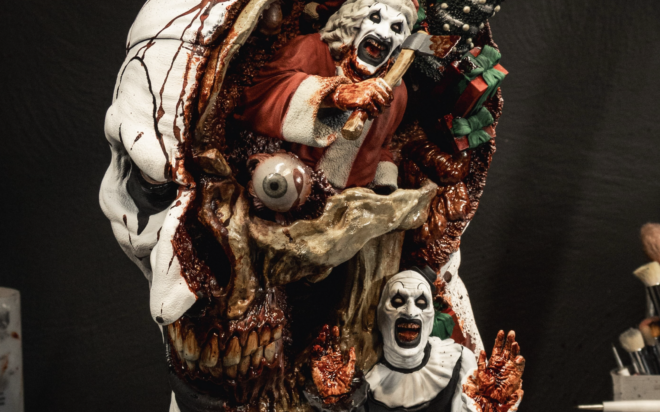 Un busto de Art the Clown de Terrifier esconde una pantalla con la película dentro