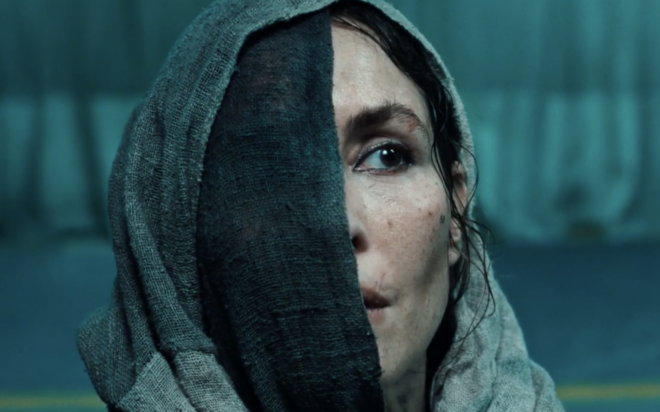 Noomi Rapace es la Bruja Cibernética en ‘Hot Spot’