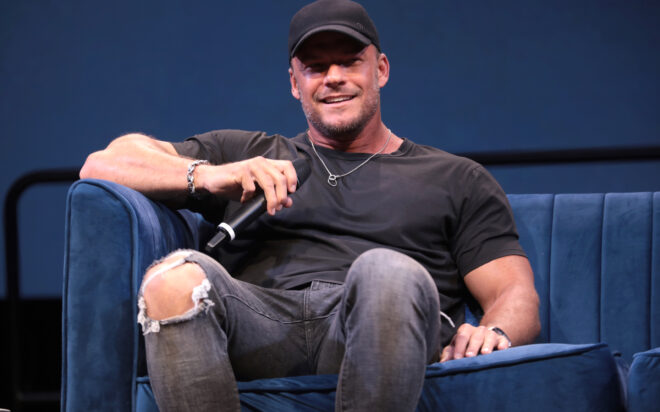 Runner: Alan Ritchson deja a Reacher y estrena película de acción con Owen Wilson