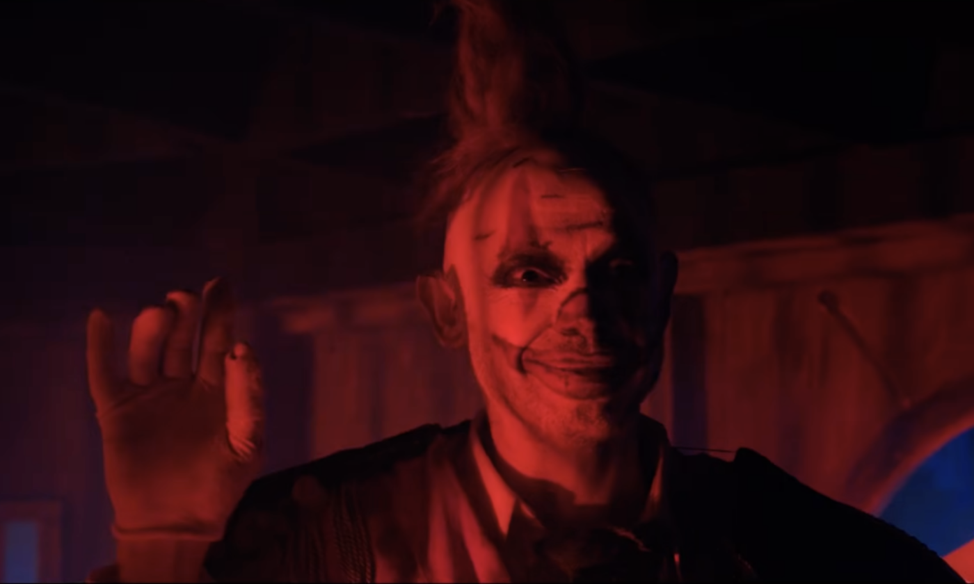 El payaso asesino de Charlie Shaw’s Revenge desata el caos en su tráiler exclusivo