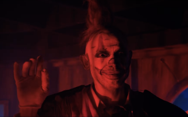 El payaso asesino de Charlie Shaw’s Revenge desata el caos en su tráiler exclusivo