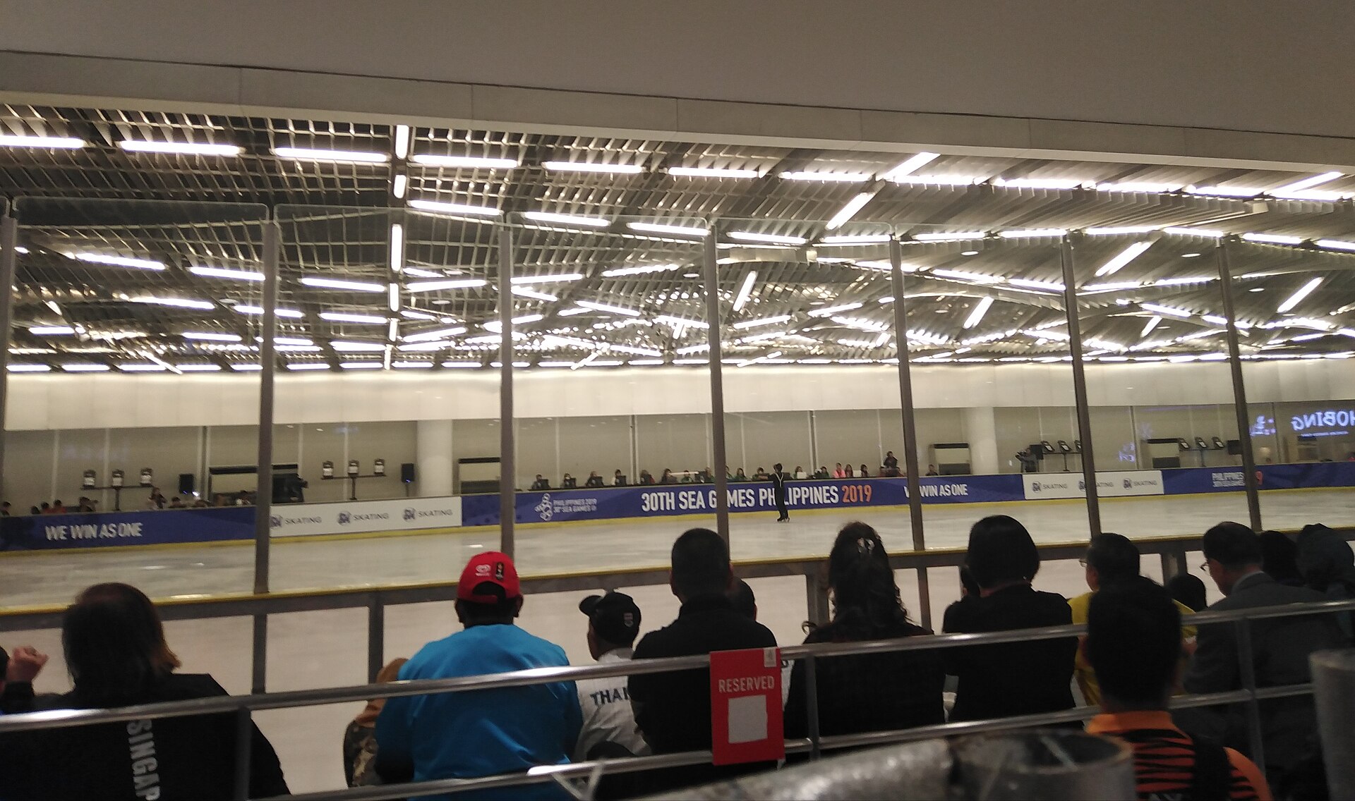 Pista de patinaje artístico, mundo de Stassie en Icebreaker de Netflix, la serie de Hannah Grace
