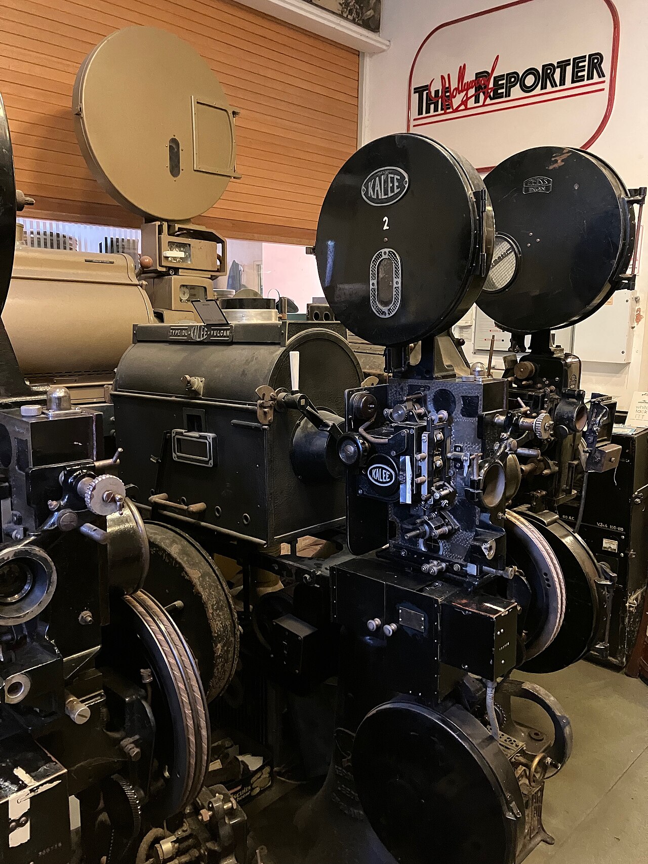 Proyectores de cine antiguos exhibidos en un museo dedicado a la historia del cine