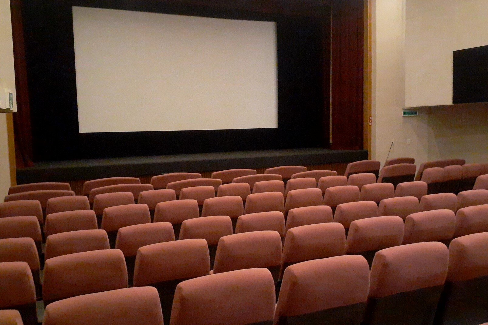 Interior de una sala de cine moderna