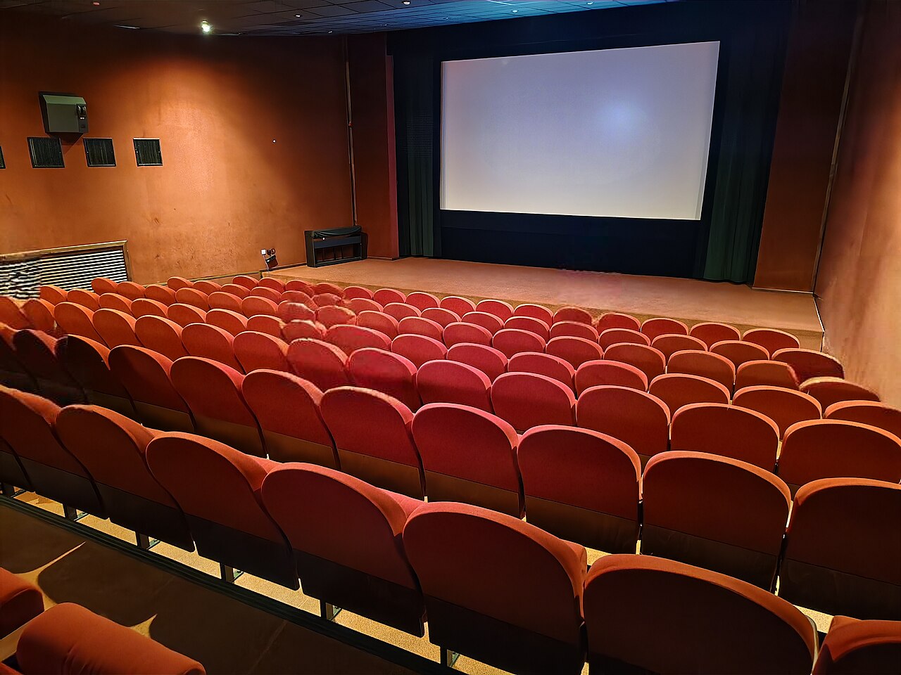 Interior de una sala de cine con butacas vacías antes de una función