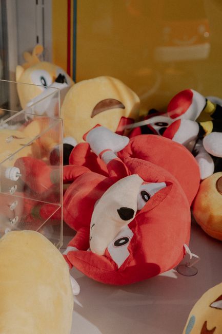 Juguetes de colores en cuarto de juegos infantil con luz cálida