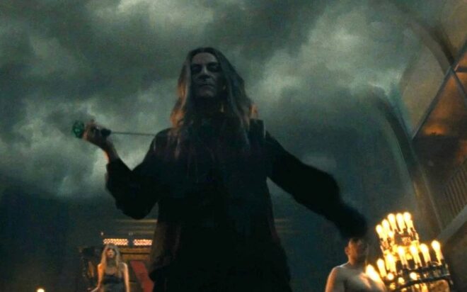 Jason Isaacs se sumerge en el terror vampírico con el tráiler de Vampire Carnival