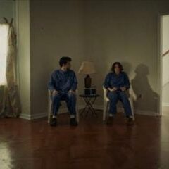 Little Doors: Romance postapocalíptico que se ahoga en drama