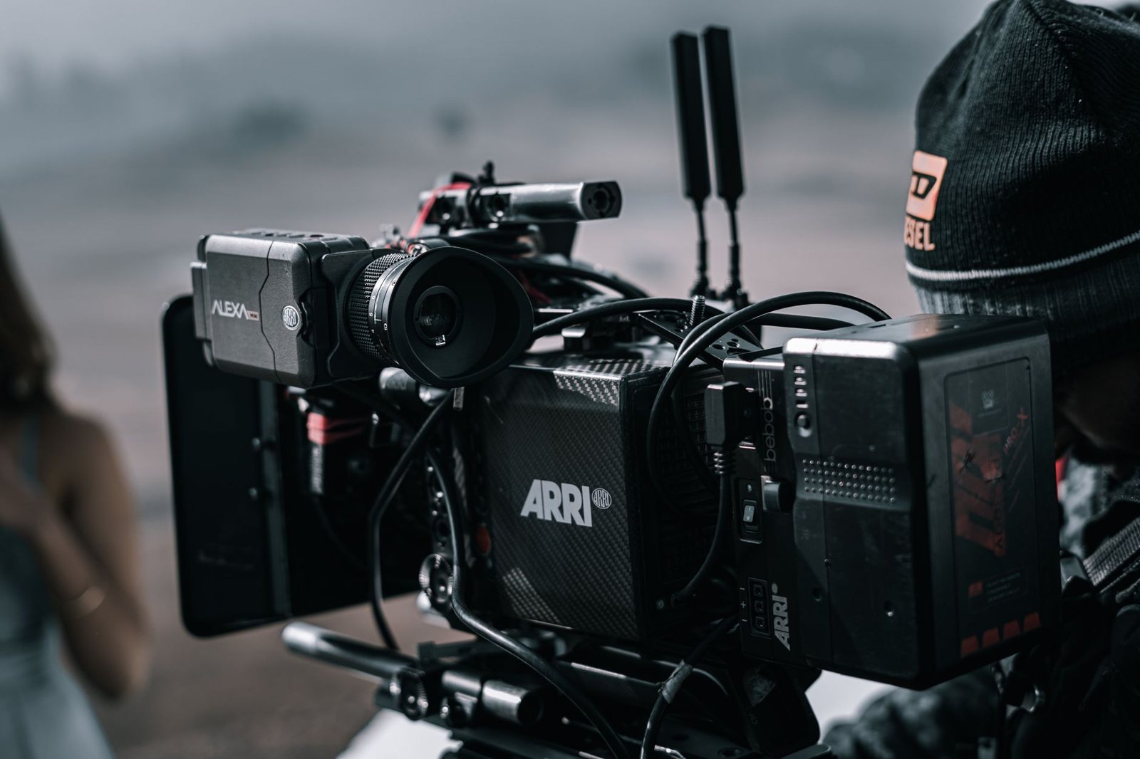 Cámara de cine profesional sobre un trípode en un set, referencia al trabajo de Alfonso Cuarón y su hijo Jonás
