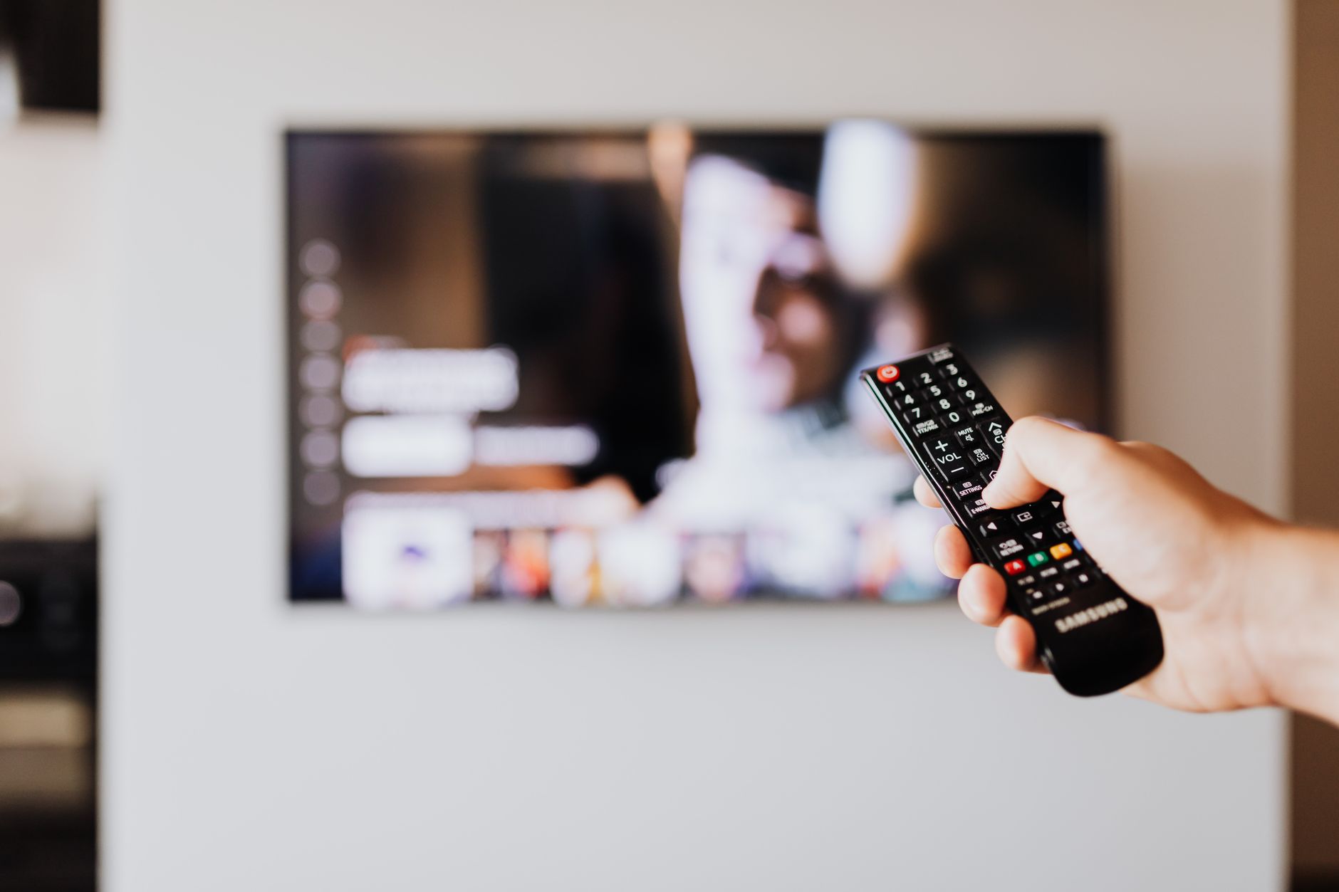 Persona usando un control remoto frente a un televisor, imagen ilustrativa del estreno de la serie en Paramount+