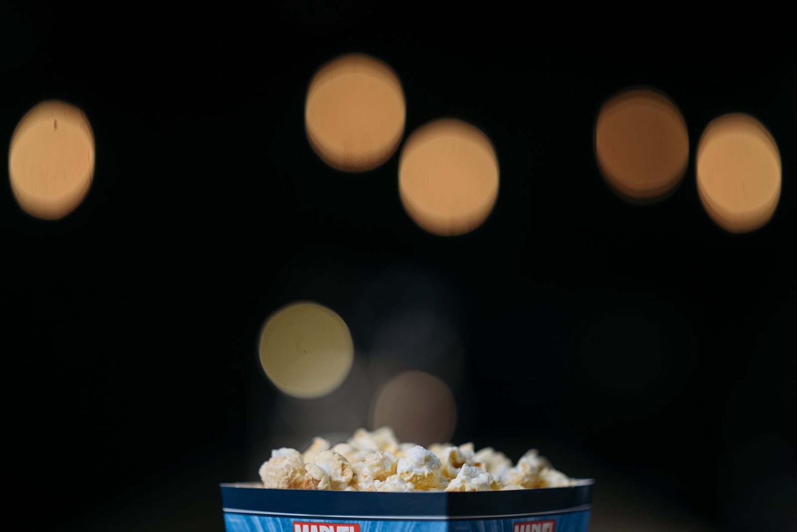 Primer plano de palomitas en un cubo temático de cine, imagen ilustrativa de Avengers: Endgame Encore