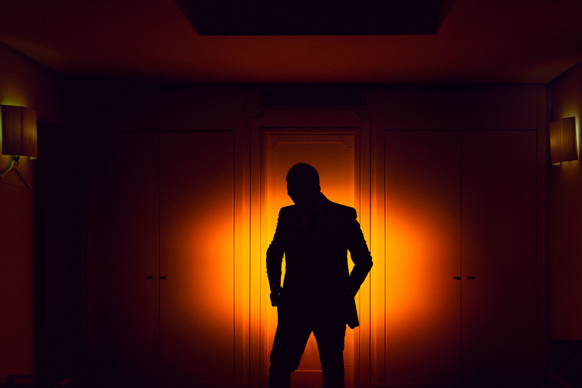 Silueta de un hombre en un cuarto oscuro, imagen de acción para The Beekeeper 2