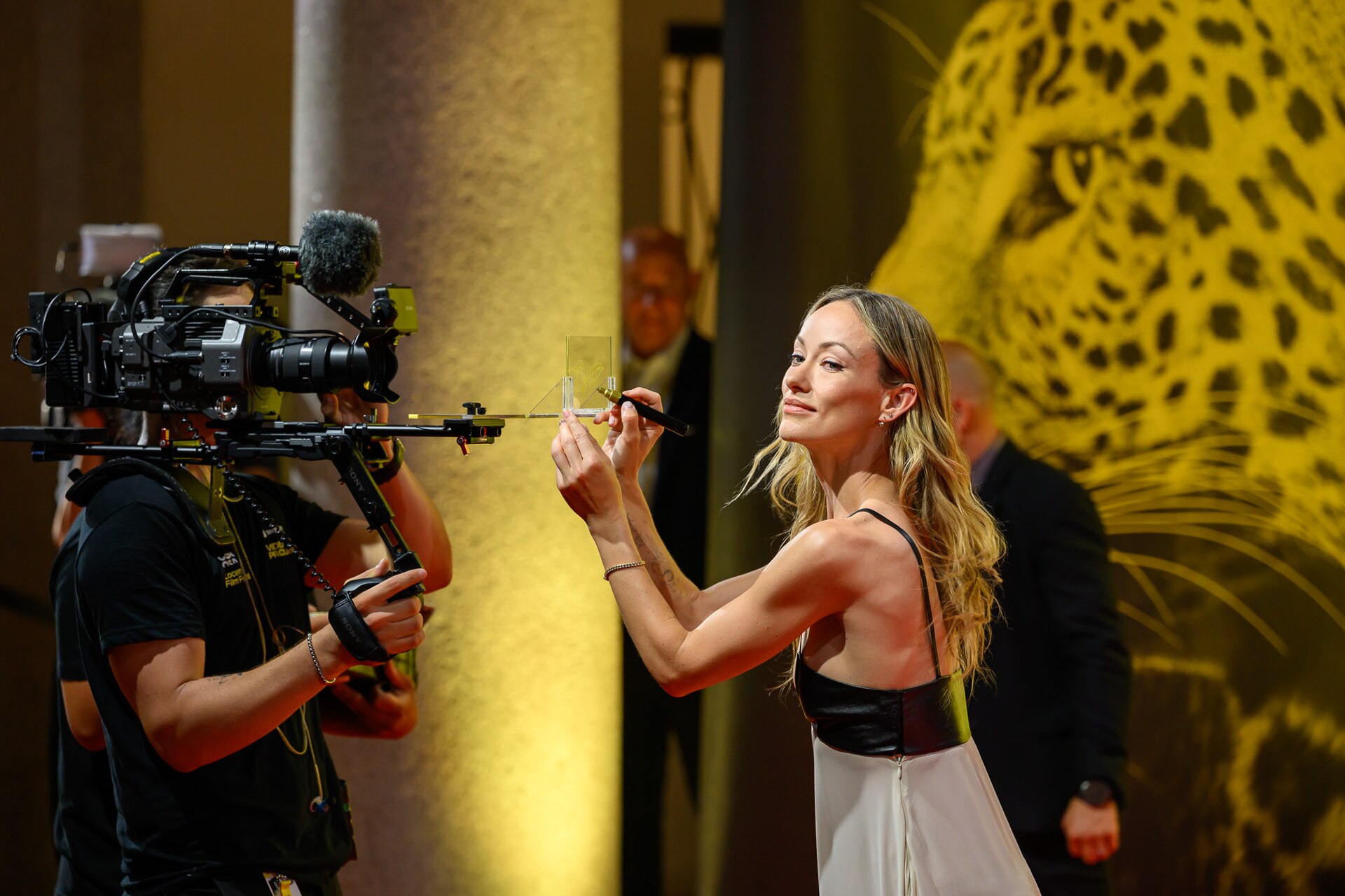 Olivia Wilde, actriz del reparto de Behemoth!, en una alfombra roja