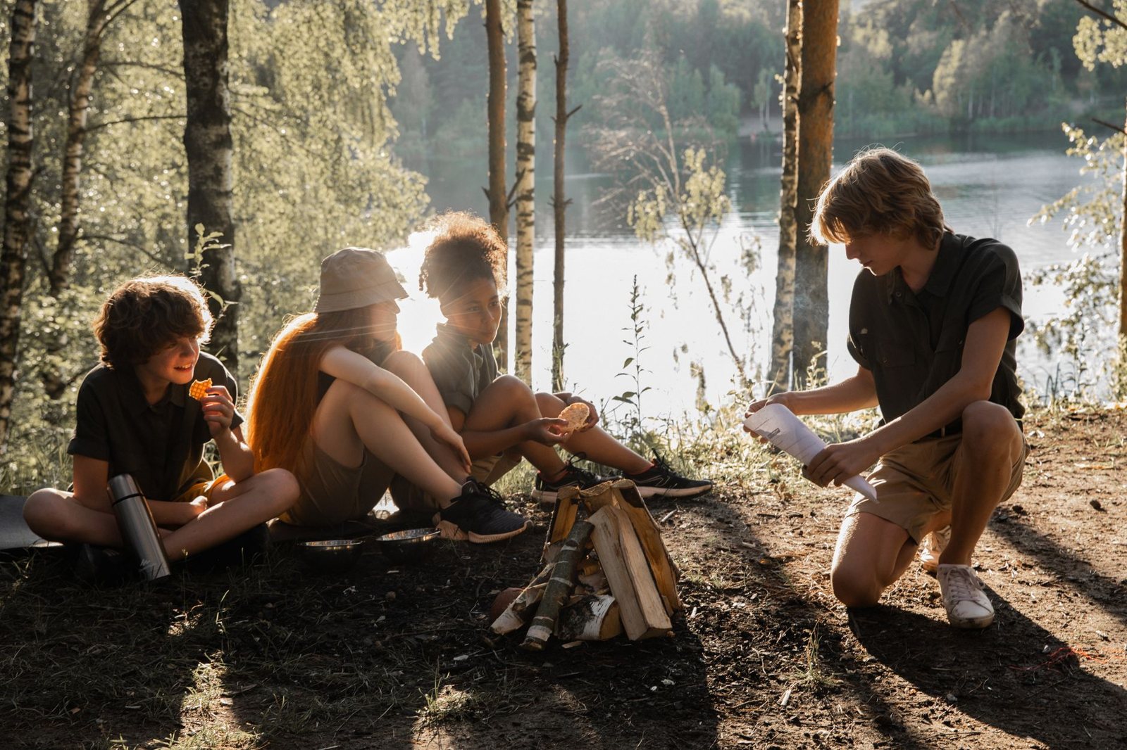 Niños disfrutan de un campamento junto a un lago, imagen ilustrativa del escenario de Crystal Lake y Brad Caleb Kane