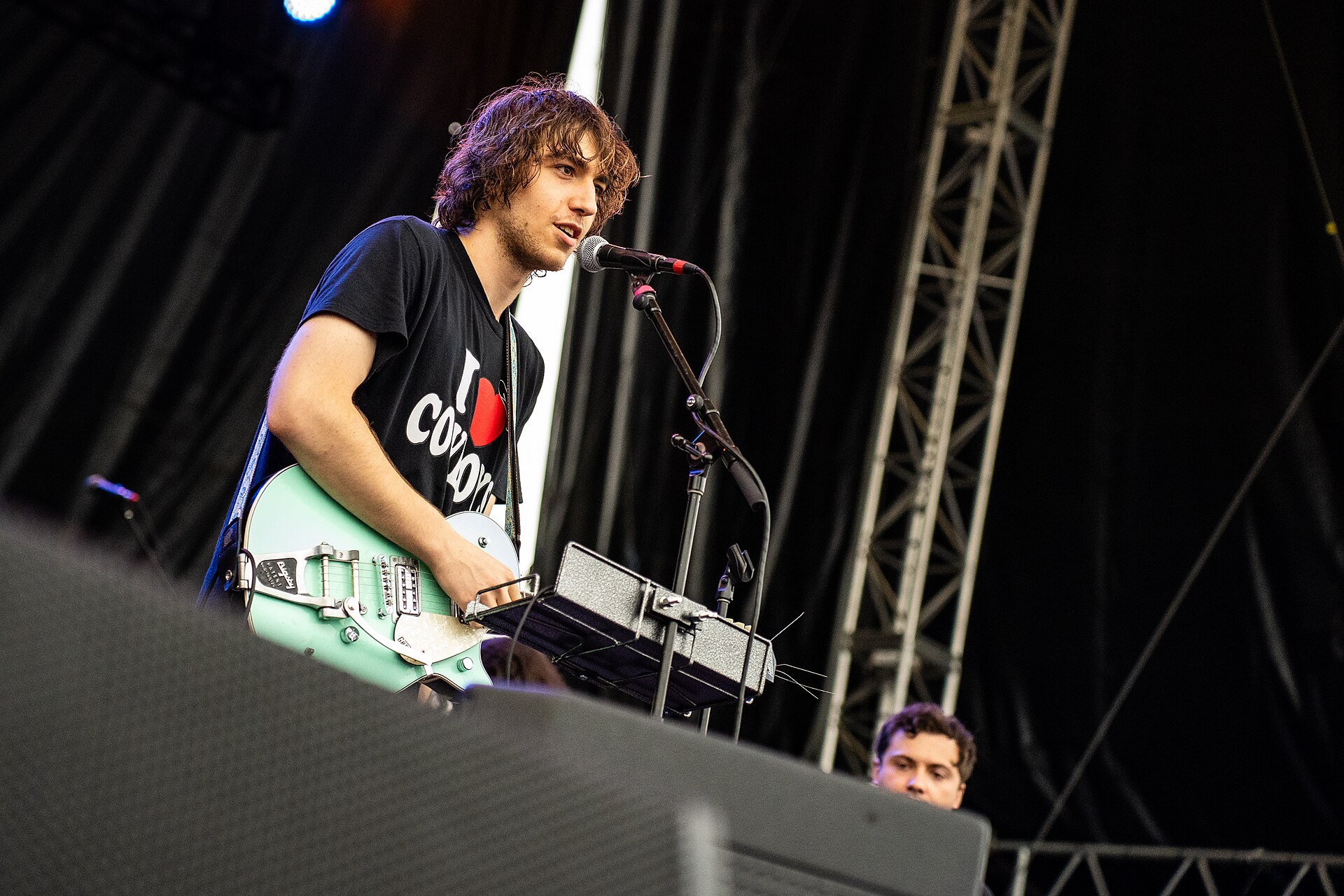 Un piano de cola en un escenario, instrumento con el que Cameron Winter interpreta sus canciones
