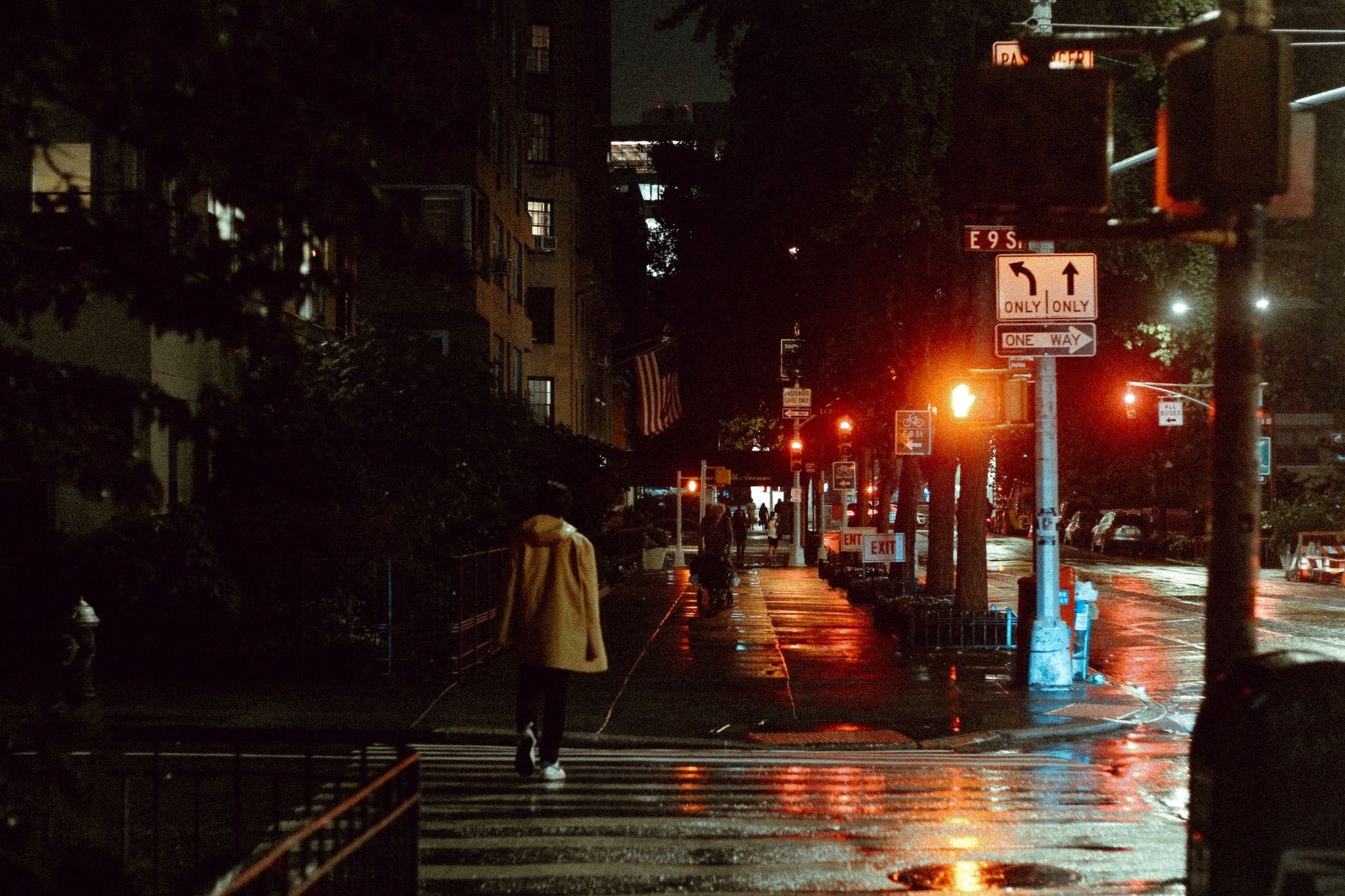 Pasaje urbano con poca luz de noche y reflejos de lluvia, imagen ilustrativa de la ambientación de Daredevil