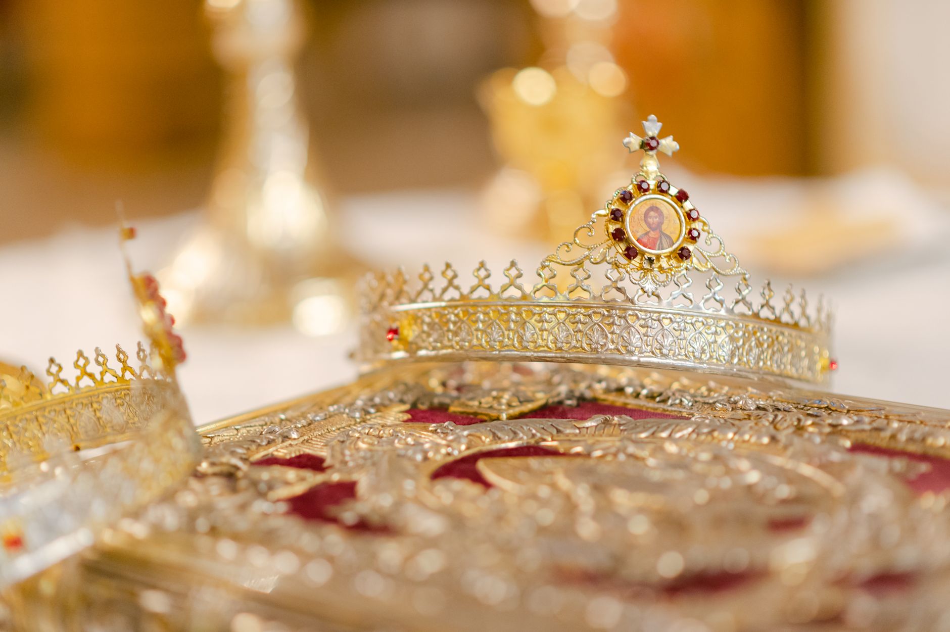 Primer plano de una corona dorada con detalles, imagen ilustrativa de la serie documental sobre la princesa Diana