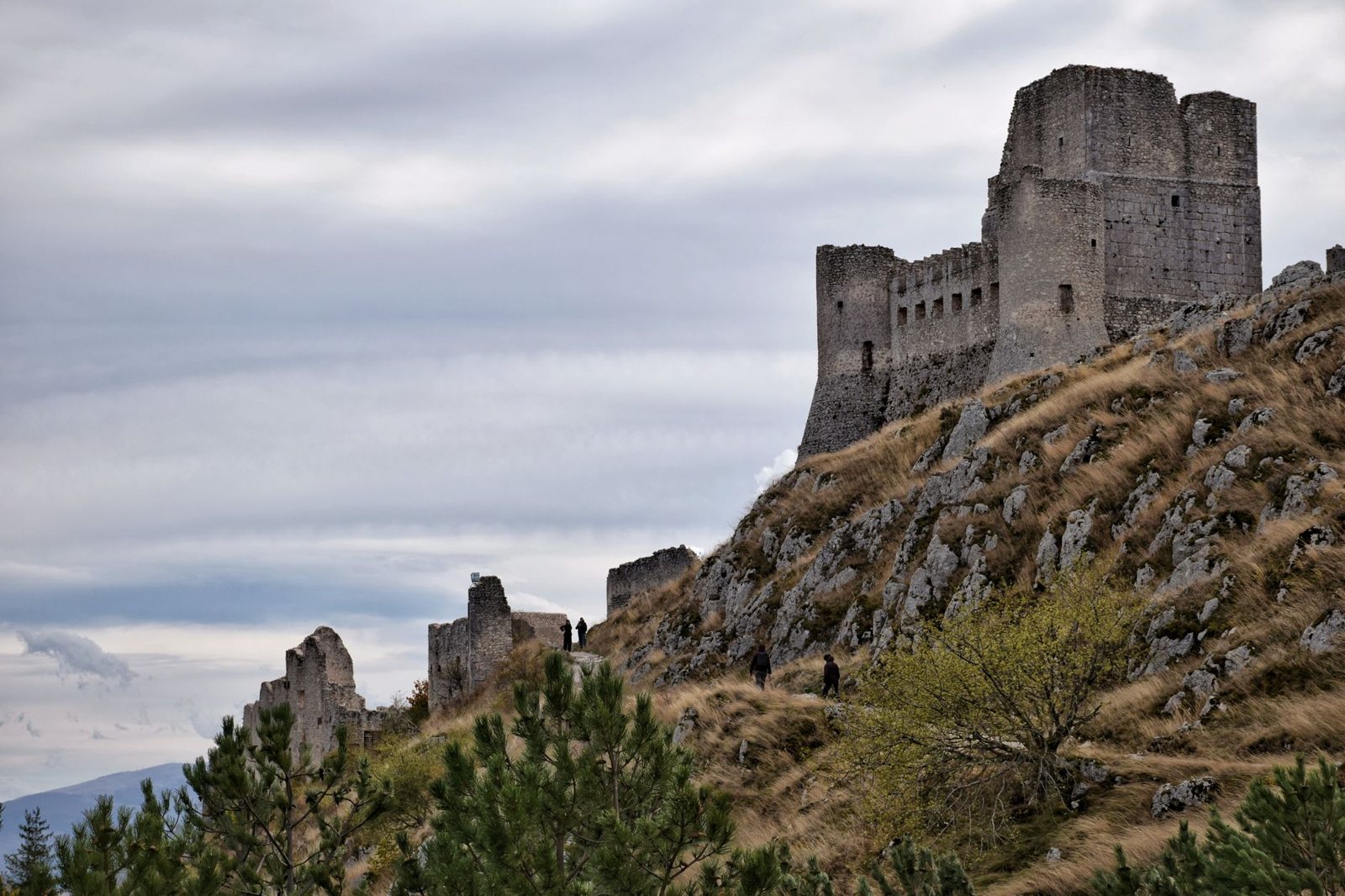 Castillo medieval sobre una colina entre nubes, ambientación de Game of Thrones War for Westeros