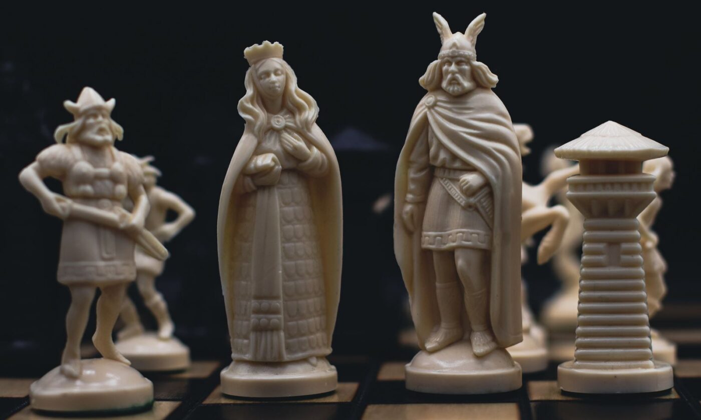 Tablero de estrategia con piezas de ajedrez de castillos y ejércitos, ilustra el juego Game of Thrones War for Westeros