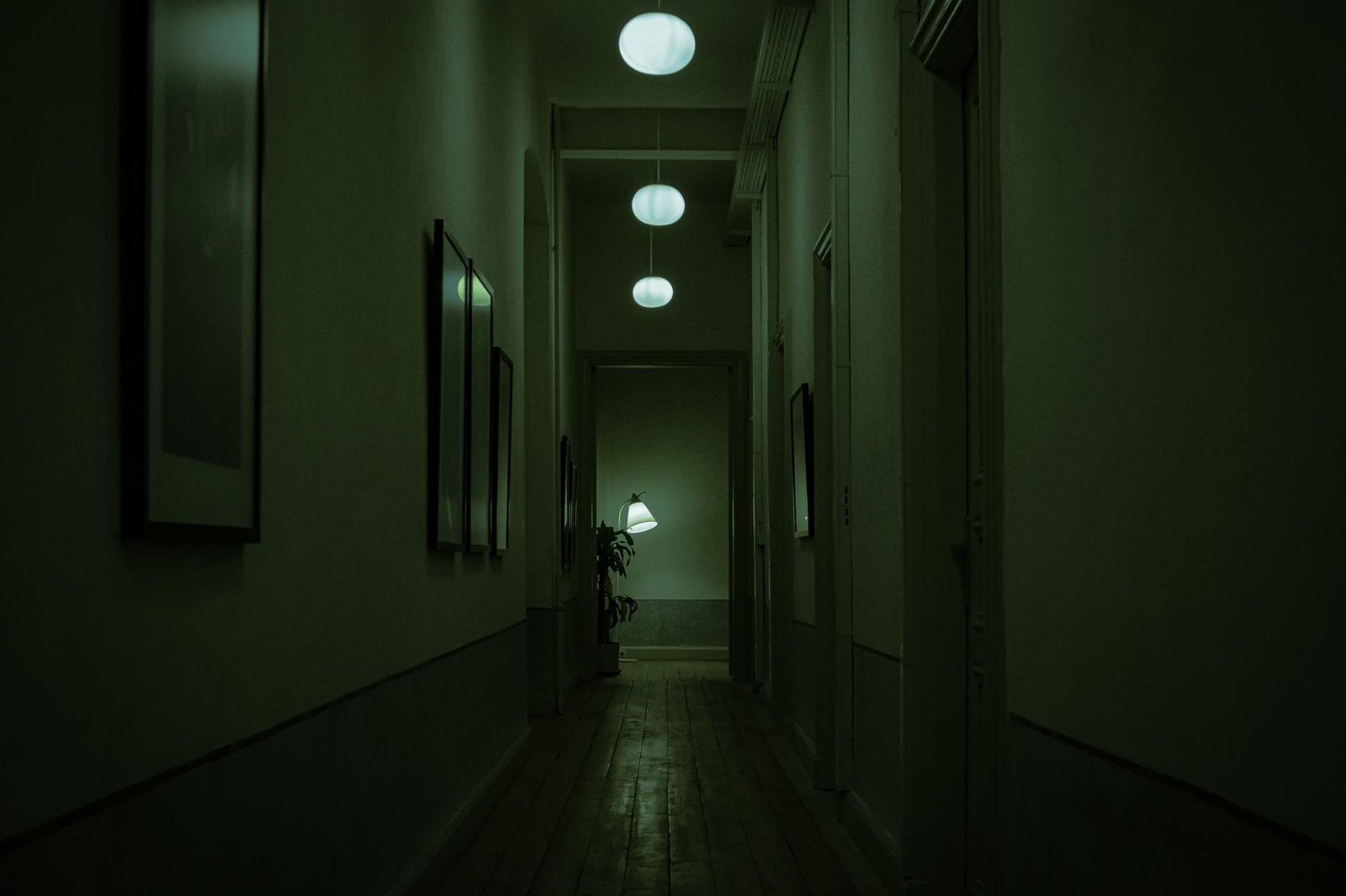 Pasillo estrecho con luz verde y ambiente inquietante, imagen ilustrativa del terror de Jennifer's Body 2