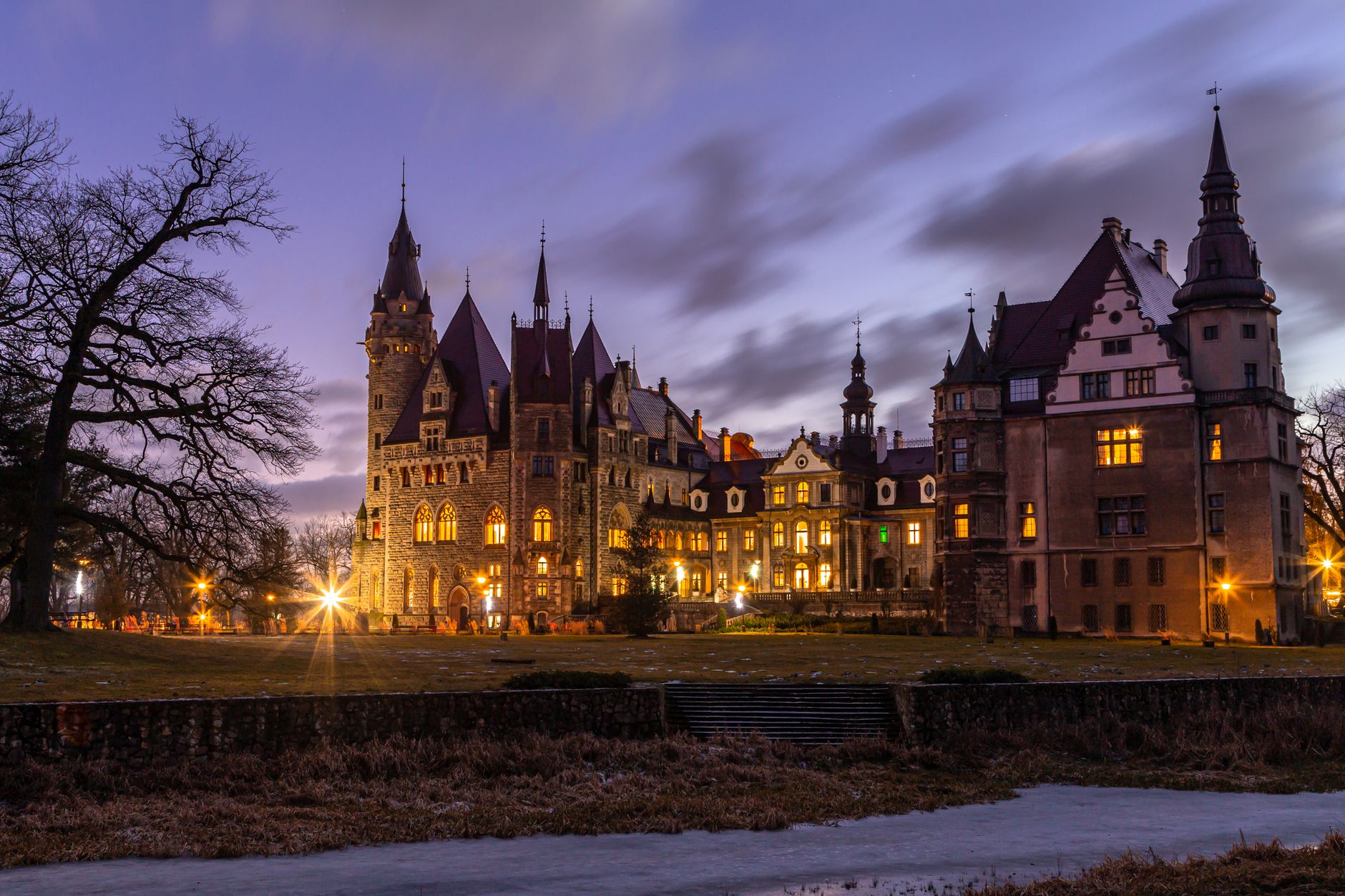 Castillo gótico iluminado al atardecer, imagen ilustrativa del terror gótico de American Horror Story