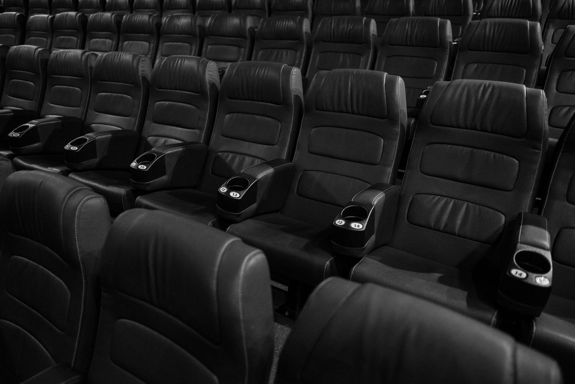 Asientos de cine vacíos en blanco y negro, imagen ilustrativa del universo de superhéroes de Marvel