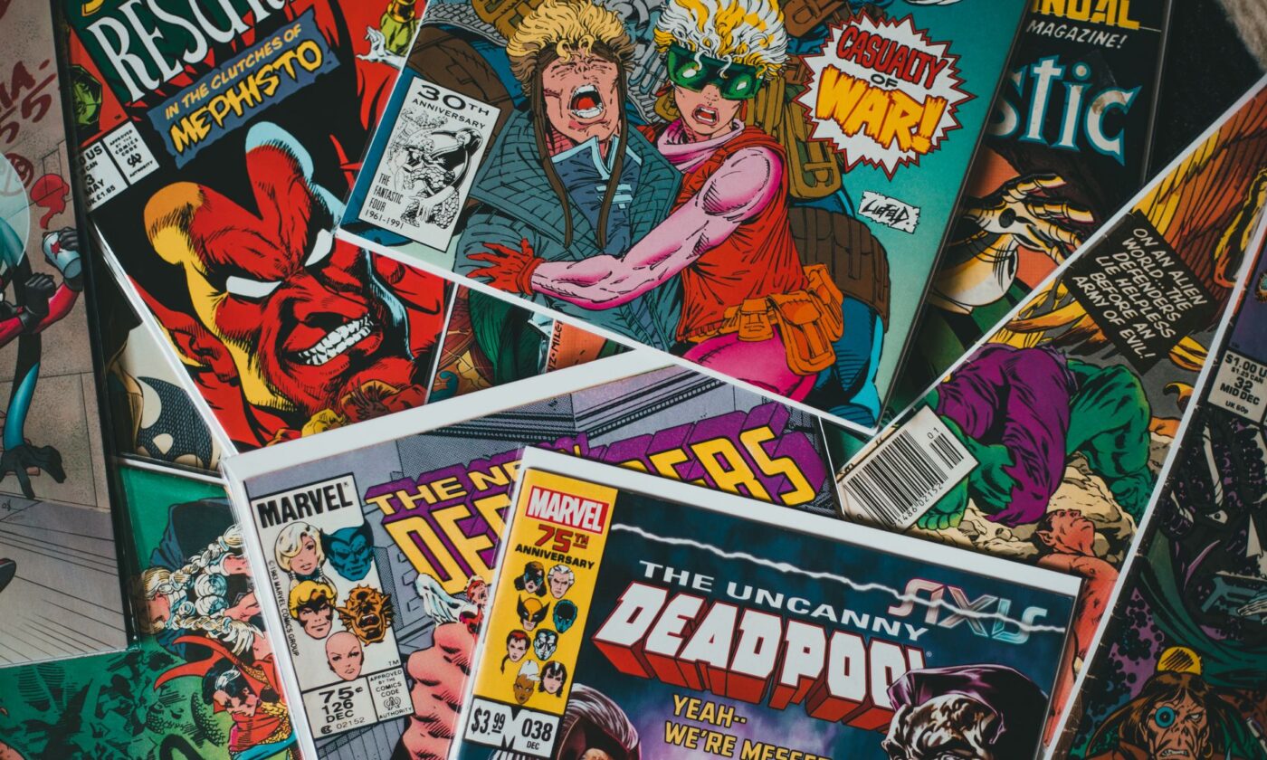 Immortal Soldiers: pila de cómics famosos vista desde arriba, imagen ilustrativa de Marvel Comics