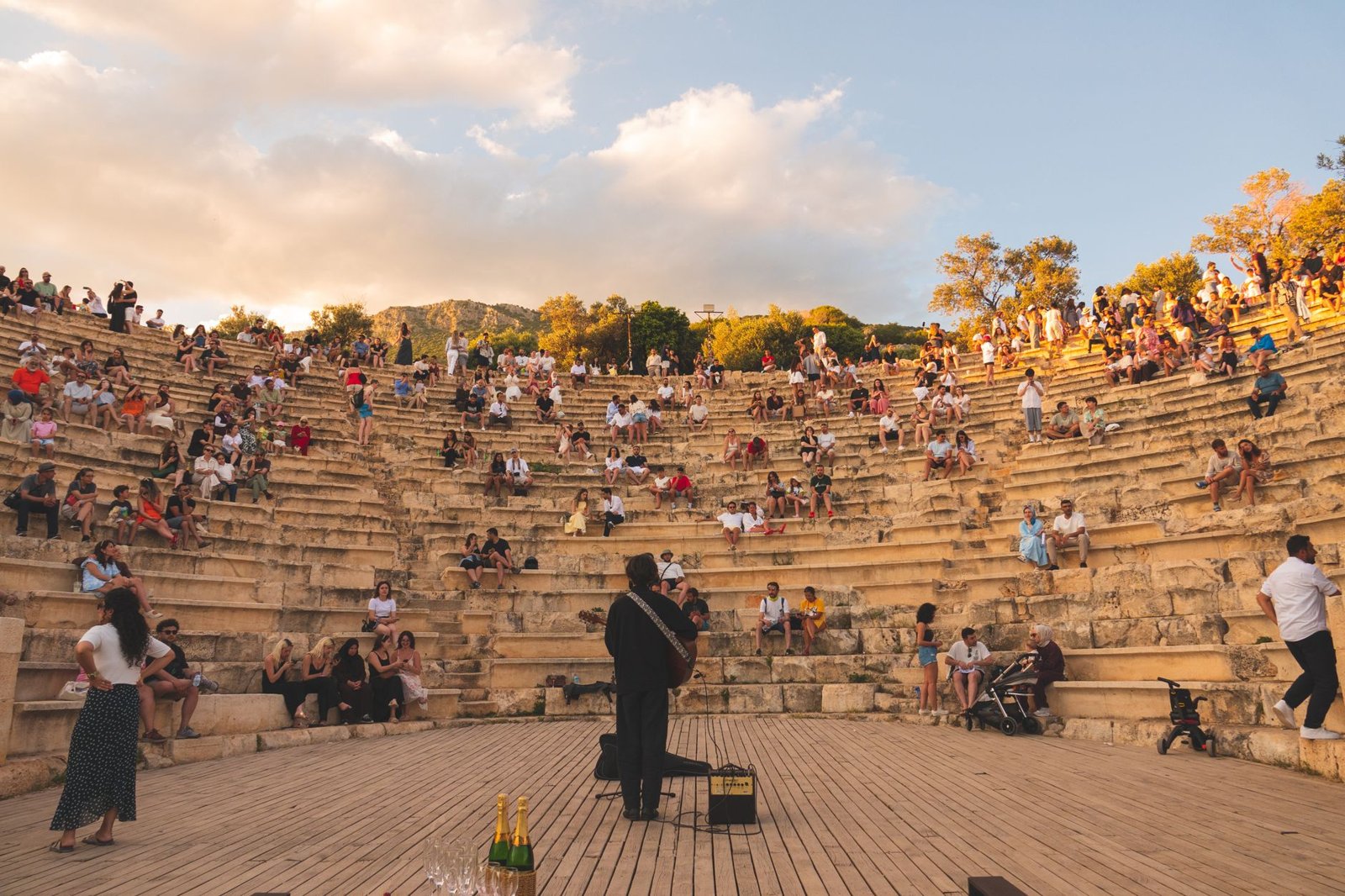 Concierto al atardecer en un anfiteatro histórico, imagen ilustrativa del Hollywood Bowl y Miley Cyrus Bass Persuades