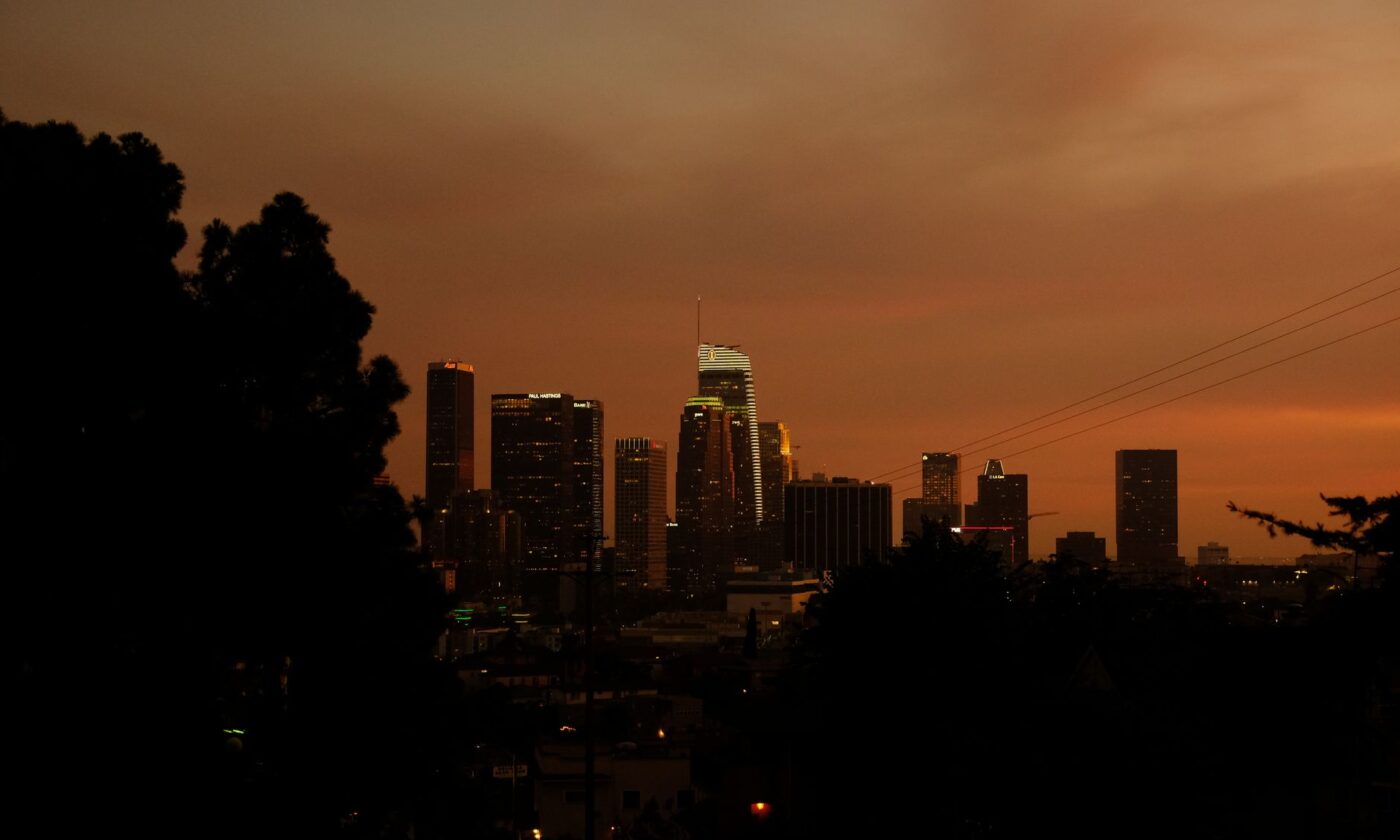 Paisaje urbano de Los Ángeles con rascacielos al atardecer, imagen ilustrativa de la ciudad que retrata Misty Green de Chris Rock