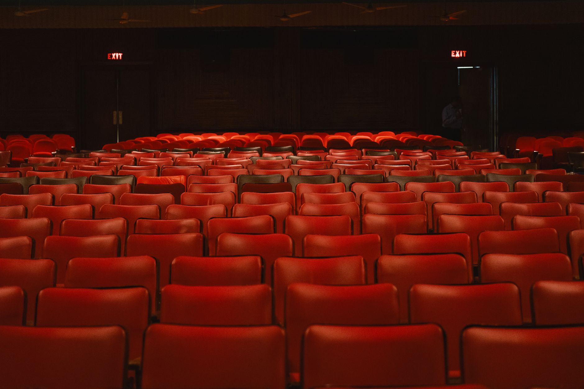 Filas de butacas rojas vacías en un cine clásico, imagen del Hollywood de Eva Marie Saint