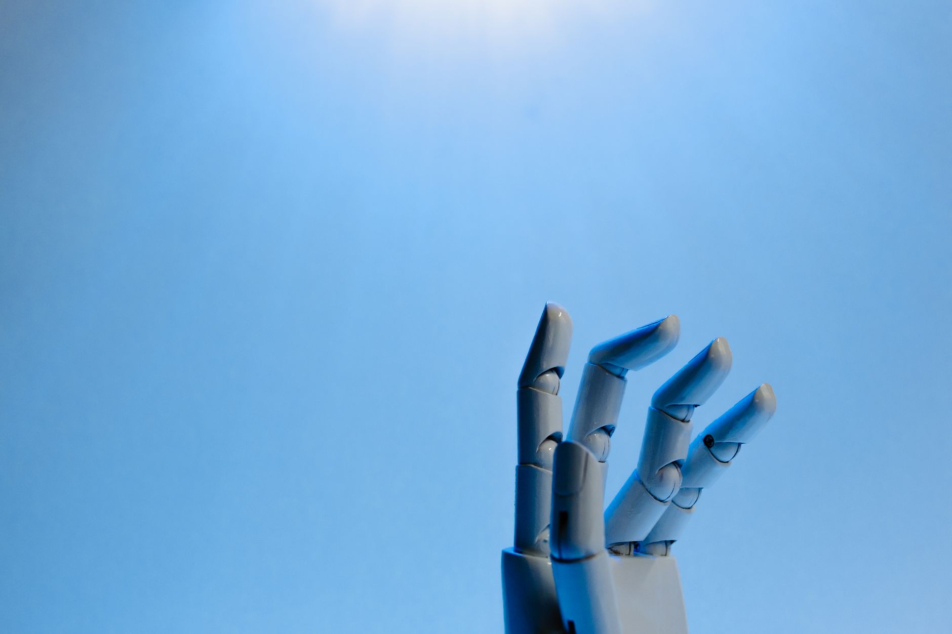 Mano robótica con dedos articulados extendida hacia una pantalla, imagen ilustrativa de la inteligencia artificial en la producción de Netflix