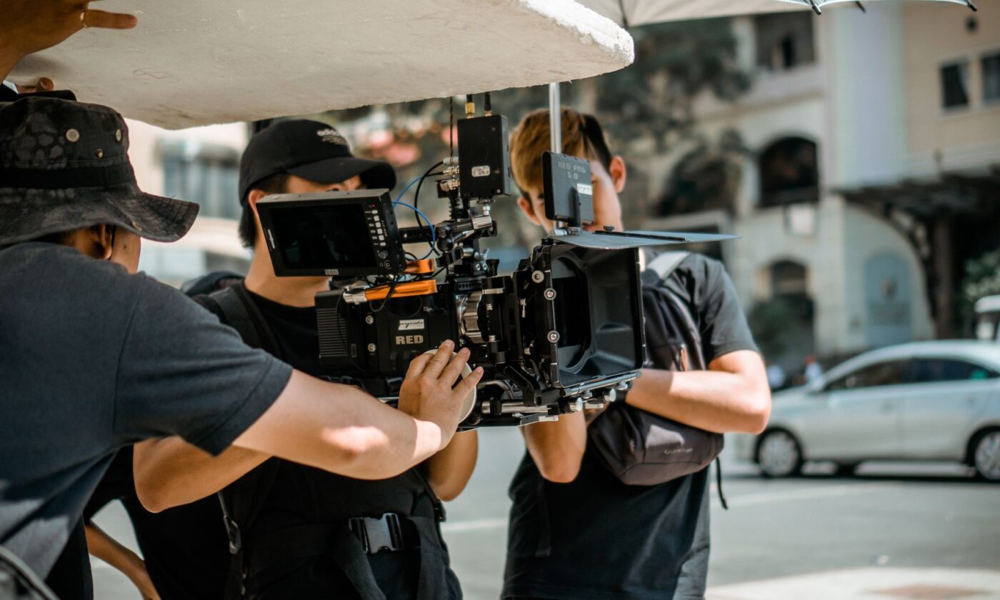 Equipo de cine opera una cámara profesional en una calle de la ciudad, imagen ilustrativa de la producción con IA que usa Netflix