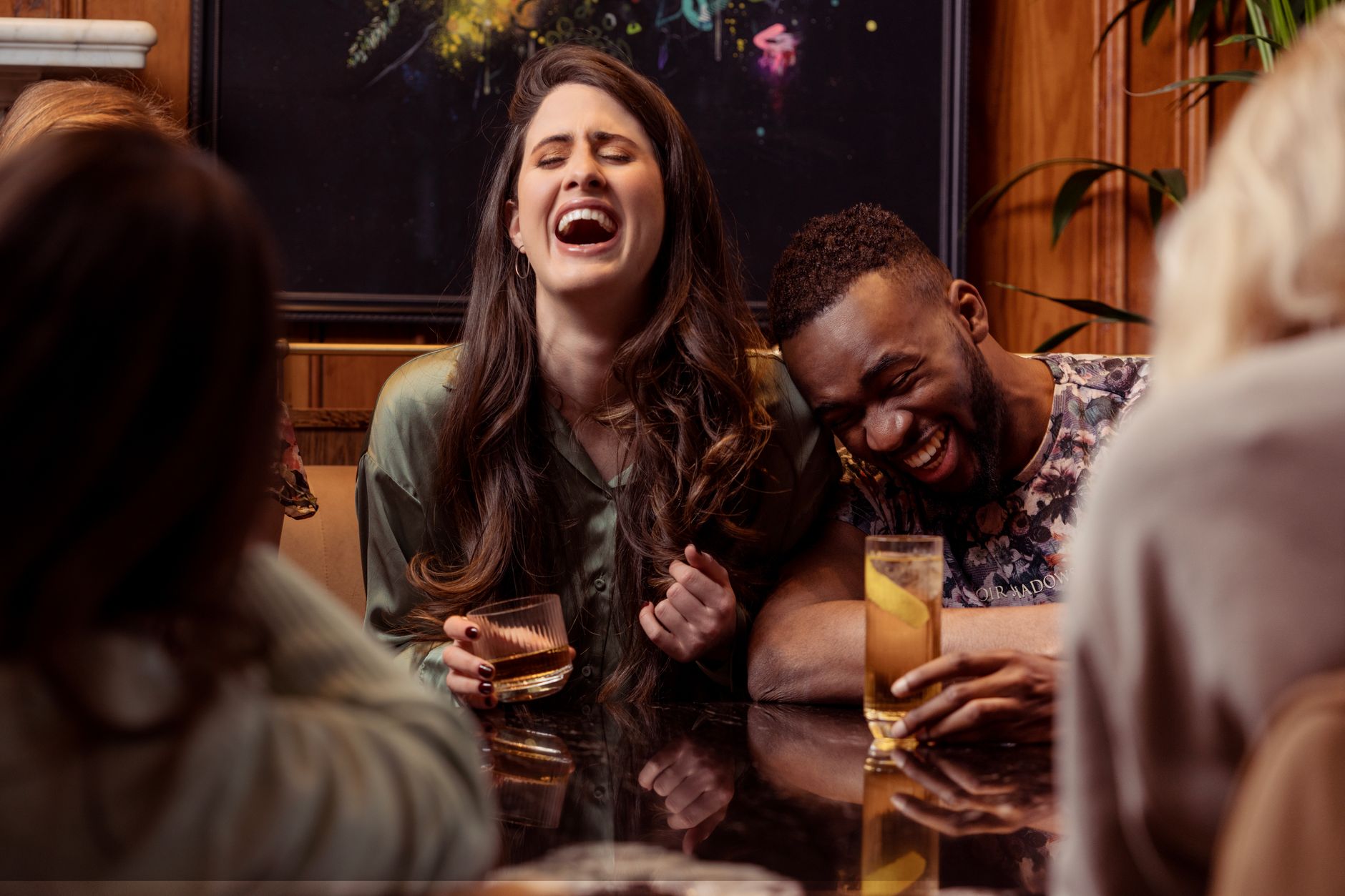 Amigos riendo juntos en una reunión, imagen ilustrativa del reencuentro del elenco de 30 Rock