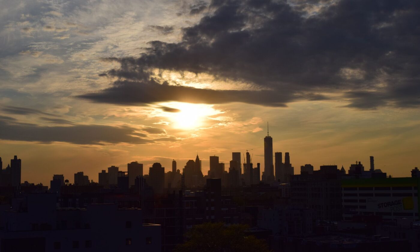 Silueta del horizonte de Nueva York al atardecer, imagen ilustrativa de la reunión de 30 Rock en Radio City