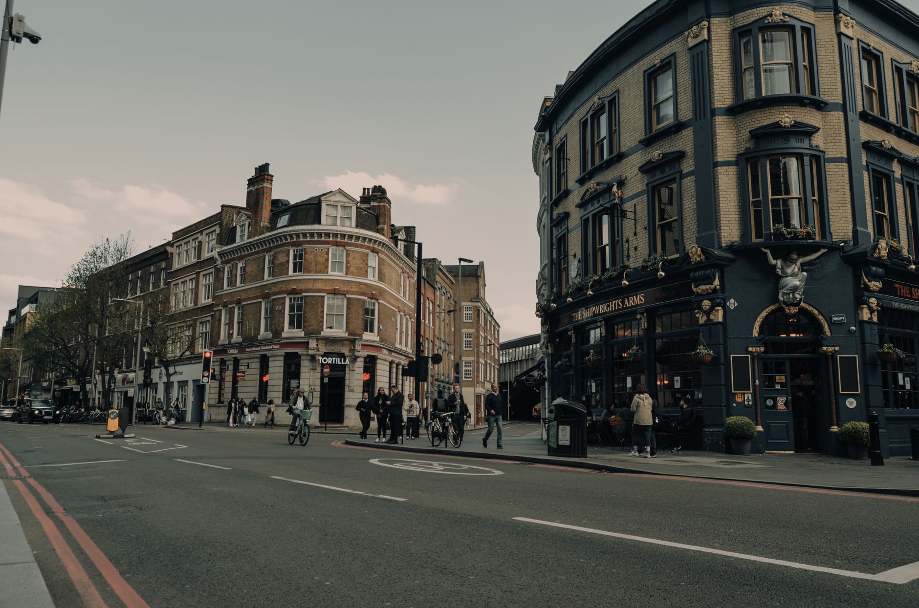 Calle de Londres con arquitectura clásica, imagen ilustrativa del desfile de Ali G