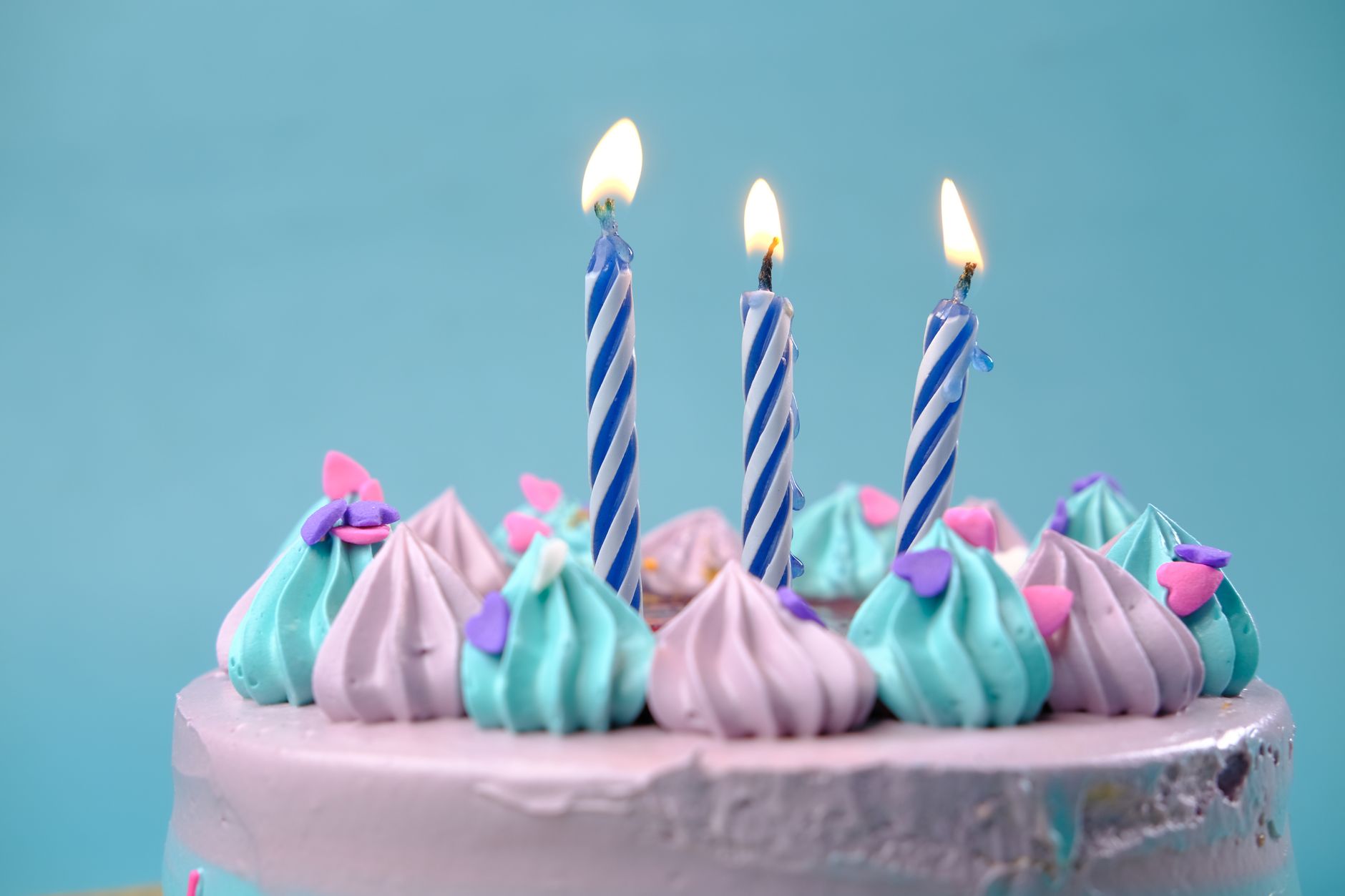 Pastel de cumpleaños con velas encendidas, imagen de referencia del cumpleaños de Dakota Johnson en SNL